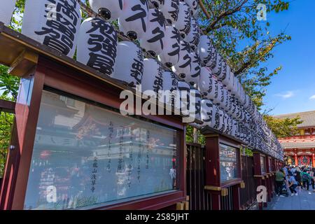 Vista delle lanterne su Nakamise-dori Street, che conducono al Tempio senso-ji, Asakusa, Taito City, Tokyo, Honshu, Giappone Foto Stock