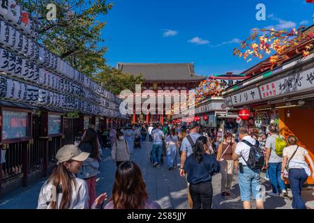 Vista di via Nakamise-dori, che conduce al Tempio senso-ji, Asakusa, Taito City, Tokyo, Honshu, Giappone Foto Stock