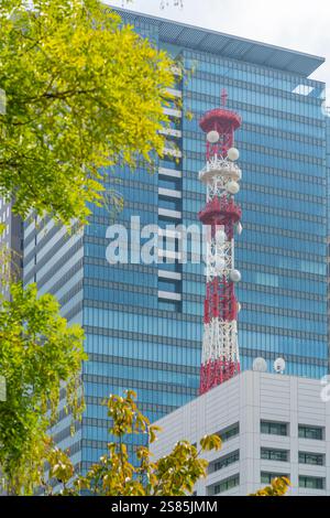 Vista degli edifici della città e del trasmettitore in una giornata di sole, Chiyoda, Tokyo, Honshu, Giappone Foto Stock