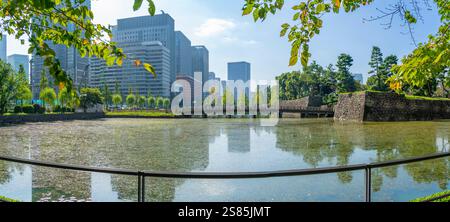Vista dei riflessi a Wadakura Moat in una giornata di sole, Chiyoda, Tokyo, Honshu, Giappone Foto Stock