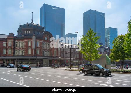 Vista della stazione di Tokyo e del quartiere finanziario Marunouchi di Chiyoda sullo sfondo in una giornata di sole, Chiyoda, Tokyo, Honshu, Giappone Foto Stock