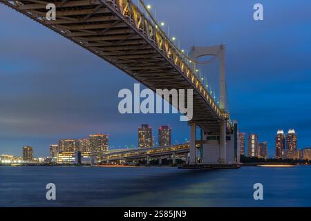 Vista del Ponte dell'Arcobaleno e della città di Koto sullo sfondo al crepuscolo, Minato City, Tokyo, Honshu, Giappone Foto Stock