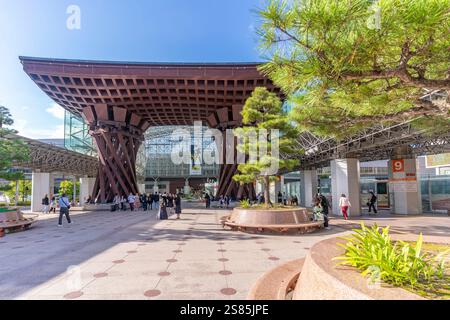 Ingresso a forma di torii alla stazione di Kanazawa, progettato dagli architetti Sejima e Nishizawa, Kanazawa City, Ishikawa Prefecture, Honshu, Giappone Foto Stock