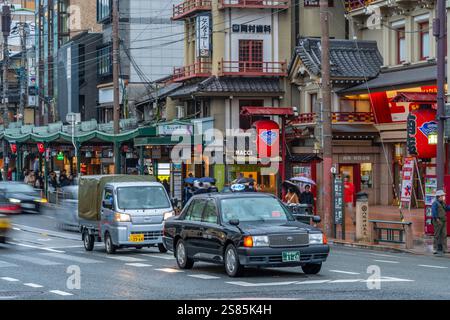 Vista della strada trafficata nel quartiere di Gion, Kyoto, Kansai, Honshu, Giappone Foto Stock