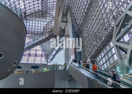 Vista dell'interno della stazione di Kyoto durante il giorno, Shimogyo Ward, Higashishiokoji Kamadonocho, Kyoto, Honshu, Giappone Foto Stock