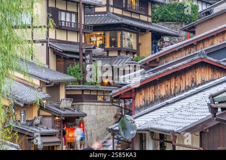 Vista delle strade trafficate e delle tradizionali case in legno di Gion, del quartiere Geisha di Kyoto, di Kyoto, di Honshu, in Giappone Foto Stock