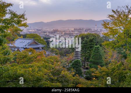 Vista di Kyoto e della torre Nidec Kyoto dal tempio Kiyomizu-dera, Kiyomizu, Higashiyama Ward, Kyoto, Honshu, Giappone Foto Stock