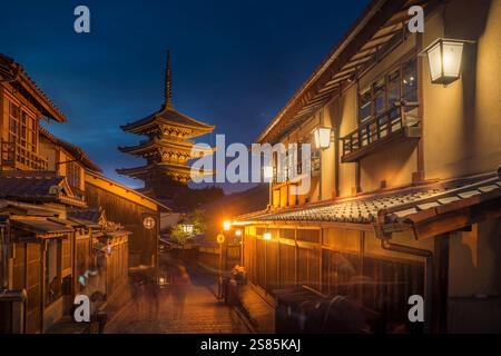 Vista di Sannen Zaka e della Pagoda Yasaka a Gion al crepuscolo, Kyoto Geisha District, Kyoto, Honshu, Giappone Foto Stock