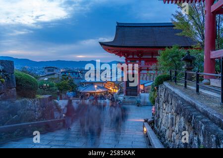 Vista di Kyoto e del Tempio Kiyomizu-dera al crepuscolo, Kiyomizu, Higashiyama Ward, Kyoto, Honshu, Giappone Foto Stock