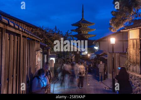 Vista di Sannen Zaka e della Pagoda Yasaka a Gion al crepuscolo, Kyoto Geisha District, Kyoto, Honshu, Giappone Foto Stock