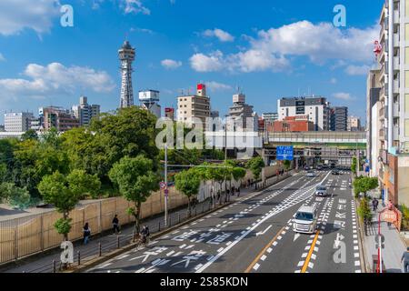 Vista della Torre Tsutenkaku e dello skyline della città in una giornata di sole nell'area di Shinsekai, Osaka, Honshu, Giappone Foto Stock