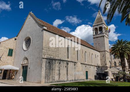Iglesia de Santo Domingo en el paseo Marítimo. Trogir, Croacia Foto Stock