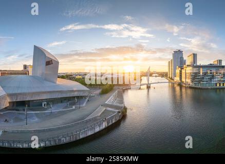 Imperial War Museum North al tramonto, Salford Quays, Manchester, Lancashire, Inghilterra, Regno Unito Foto Stock