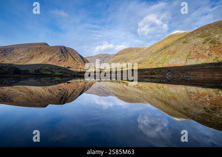 Macgillycuddy's Reeks Mountains si riflette nel lago all'alba, Contea di Kerry, Munster, Repubblica d'Irlanda Foto Stock