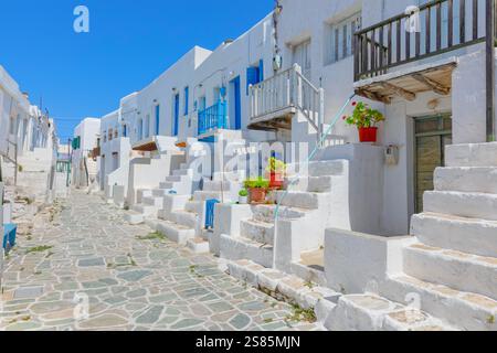 Vista di Kastro, il più antico insediamento del villaggio di Chora, Chora, isola di Folegandros, isole Cicladi, isole greche, Grecia, Europa Foto Stock