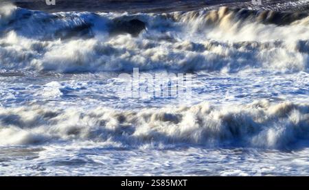 Surf, onde, Dunraven Bay, Southerndown, vale of Glamorgan, Galles del Sud, Regno Unito Foto Stock