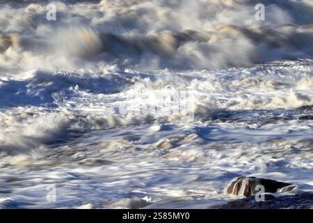 Surf, onde, Dunraven Bay, Southerndown, vale of Glamorgan, Galles del Sud, Regno Unito Foto Stock