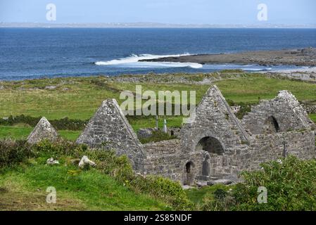 Rovine di Na Seacht dTeampaill (le sette chiese), Inishmore, le isole Aran più grandi, Galway Bay, Contea di Galway, Connacht, Repubblica d'Irlanda Foto Stock