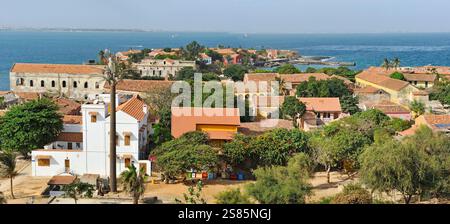 Panoramica sul villaggio da Castel, Ile de Goree (isola di Goree), UNESCO, Dakar, Senegal, Africa occidentale Foto Stock