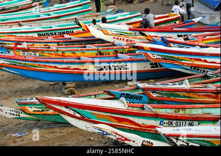 Barche da pesca in spiaggia, villaggio di Ngor, Pointe des Almadies, Dakar, Senegal, Africa occidentale Foto Stock