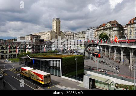 Stazione della metropolitana, Grand-Pont, ascensore e passerella nel quartiere le Flon con la bel-Air Tower sullo sfondo, Losanna, Canton Vaud, Svizzera Foto Stock