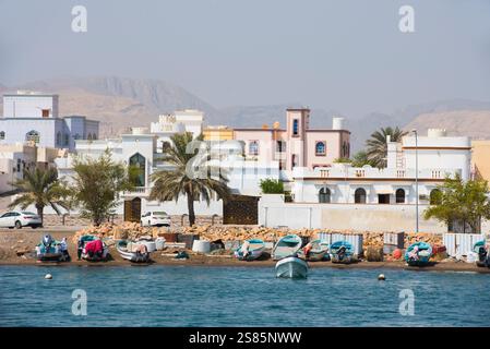 Qurayyat, piccola cittadina di pescatori vicino a Sur, Sultanato dell'Oman, Penisola Araba Foto Stock