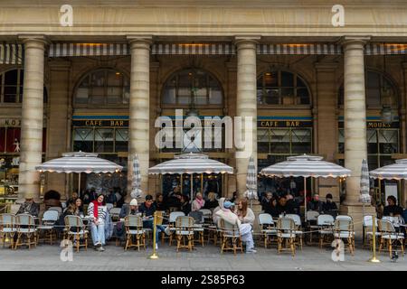 La terrazza del ristorante le Nemours in Place Colette, Parigi, Francia Foto Stock