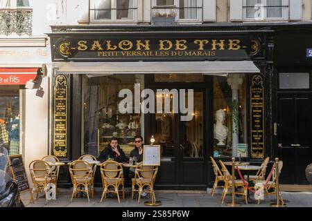 Due uomini sulla terrazza della sala da tè Salon de the in Rue Francois Miron, Parigi, Francia Foto Stock
