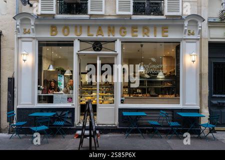 Due donne bevono caffè in vetrina di boulangerie nel Marais, Parigi, Francia Foto Stock