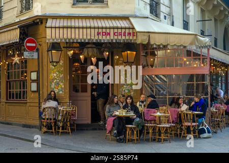Terrazza del ristorante Mon Creme in Rue Montmartre, Parigi, Francia Foto Stock