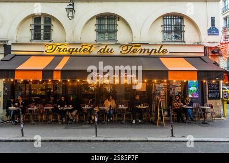 Terrazza del ristorante Troquet du Temple in Rue du Temple, Parigi, Francia Foto Stock
