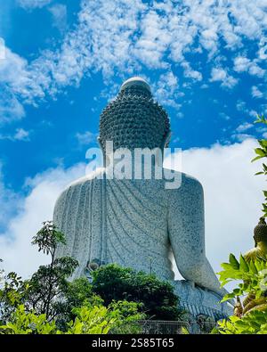Il grande Buddha da dietro con vista del cielo blu del grande Buddha da dietro, situato a Phuket, con un cielo azzurro cristallino sullo sfondo. Il maestoso stat Foto Stock