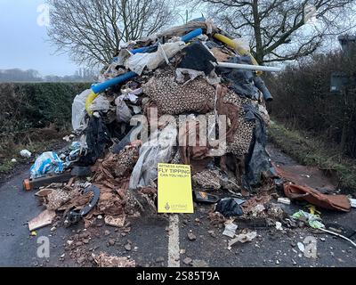 Il cumulo di rifiuti di Watery Lane, alla periferia di Lichfield nello Staffordshire. L'autorità locale sta cercando prove video per rintracciare i volanti che hanno scaricato un enorme cumulo di rifiuti edili che si estende per oltre 40 metri lungo una strada a due corsie, bloccando l'accesso a case e aziende. Data foto: Martedì 21 gennaio 2025. Foto Stock