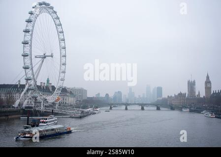 Londra, Regno Unito. 18 gennaio 2025. Vista dal Golden Jubilee Bridges al London Eye e al Palazzo di Westminster. Ci sono 35 ponti che attraversano il Tamigi a Londra, Regno Unito. Molte di esse offrono splendide vedute delle attrazioni turistiche più famose. Credito: SOPA Images Limited/Alamy Live News Foto Stock