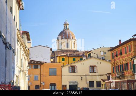 Firenze, Italia - 12.02.2023: Le affascinanti strade di uno storico Villaggio Italiano offrono ai visitatori un'esperienza unica Foto Stock