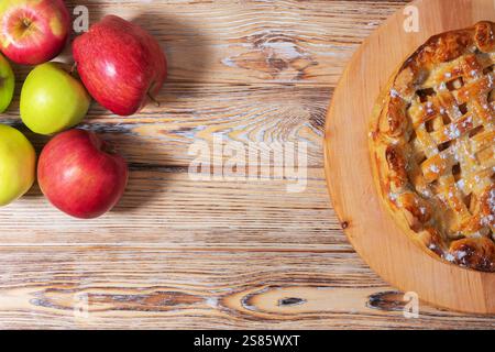 Torta al forno dorata con crosta di lattice Foto Stock