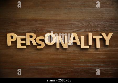 Word Personality composto da lettere su tavolo in legno, vista dall'alto Foto Stock