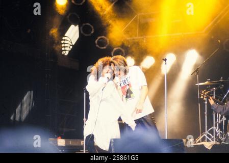 DEACON BLUE, PYRAMID STAGE, GLASTONBURY 1990: Ricky Ross e Lorraine McIntosh di Deacon Blue sul palco principale della Pyramid al Glastonbury Festival, Pilton Farm, Somerset, Inghilterra, giugno 1990. Nel 1990 il festival ha celebrato il suo ventesimo anniversario. Foto: ROB WATKINS. INFO: Deacon Blue è un gruppo musicale pop-rock scozzese formatosi nel 1985, noto per le melodie soul e i testi introspettivi. Hanno guadagnato popolarità con successi come "Dignity" e "Real Gone Kid", diventando un atto significativo alla fine degli anni '1980 e '1990 Foto Stock