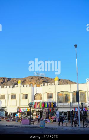 Egitto, Penisola del Sinai, Sharm El Sheikh: Il vecchio mercato intorno alla moschea di al-Sahaba, il suk modernizzato nella città vecchia con i suoi numerosi negozi e conti Foto Stock