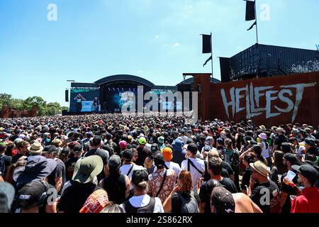 Clisson (Francia nord-occidentale), 29-30 giugno 2024: HellFest 2024, Atmosphere with festival-goers davanti al Mainstage 2 con la band Simple Plan Foto Stock