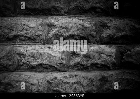 Parete in pietra testurizzata che mostra motivi naturali nella fotografia in bianco e nero Foto Stock