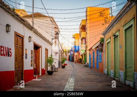 Los Llanos, la Palma sulle Isole Canarie della Spagna, 14 gennaio 2025: Vista sulle strade accoglienti e colorate della città di Los Llanos su la Palma, Isole Canarie o Foto Stock