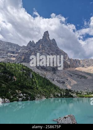 Lago turchese circondato da maestose vette delle Dolomiti italiane, lago blu latte Lago di Sorapis, lago Sorapis, Dolomiti, Italia Foto Stock