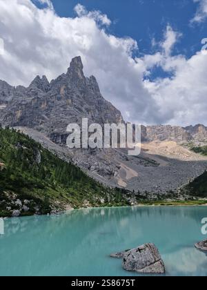 Lago turchese circondato da maestose vette delle Dolomiti italiane, lago blu latte Lago di Sorapis, lago Sorapis, Dolomiti, Italia Foto Stock