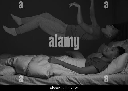 Giovane che soffre di sonnambulismo a casa, doppia esposizione. Bianco e nero Foto Stock