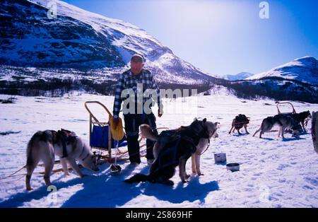 Uomo con i suoi cani da slitta Foto Stock