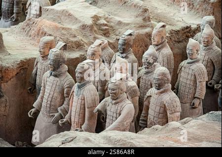 L'esercito di terracotta è composto da 8000 soldati, 130 carri con 520 cavalli e 150 cavalli di cavalleria, che furono sepolti insieme al primo imperatore della Cina Foto Stock
