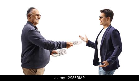 Uomo maturo che offre soldi a un giovane isolato su sfondo bianco Foto Stock