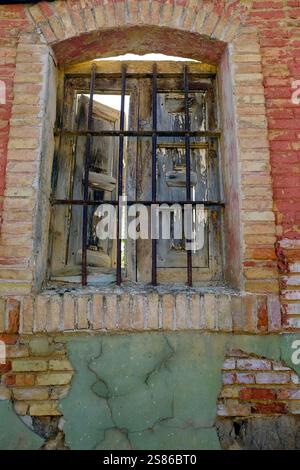 Vecchie finestre con persiane in legno, Monzón de Campos, provincia di Palencia, Castiglia e León, Spagna Foto Stock