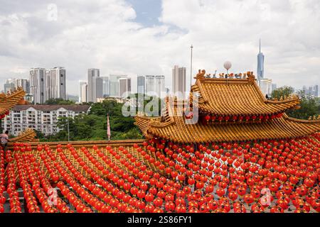 Vista del centro di Kuala Lumpur dal tempio cinese Thean Hou adornato con centinaia di tradizionali lanterne rosse, Kuala Lumpur, Malesia Foto Stock